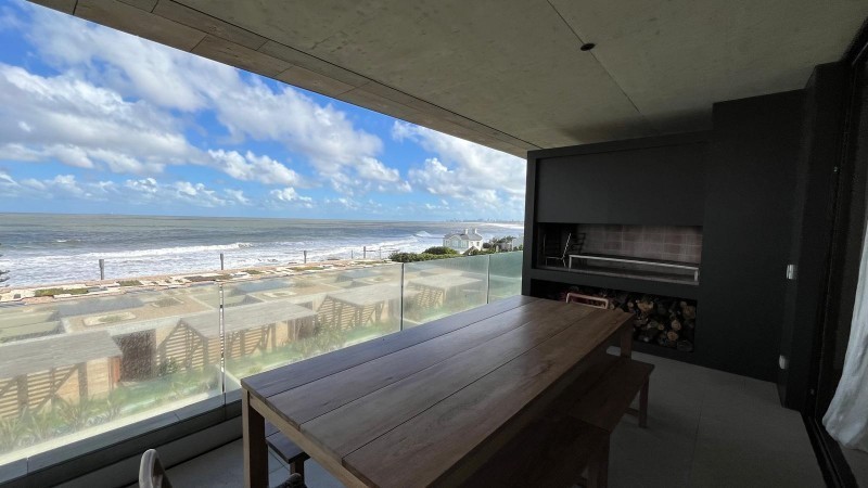 Departamento con tres suites en la Barra con vista al mar